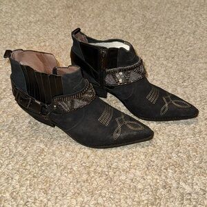 NWOT Donald J Pliner, low cowboy booties with heel
